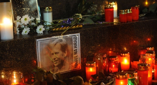 Mécsesek ezrei égnek Vaclav Havel emlékére Prágában